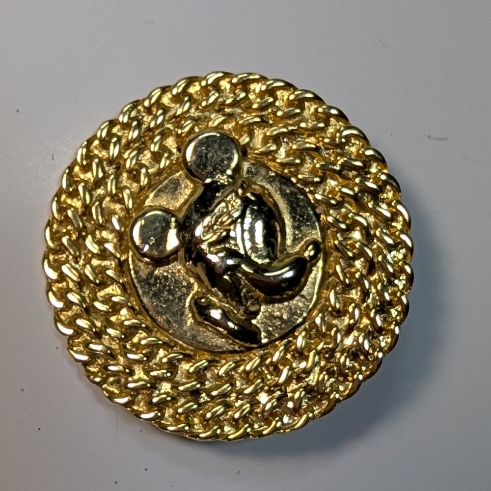 Wendy Gell Mickey Mouse pin round chains around Mickey.
